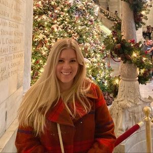 Meet your Posher, Hilary